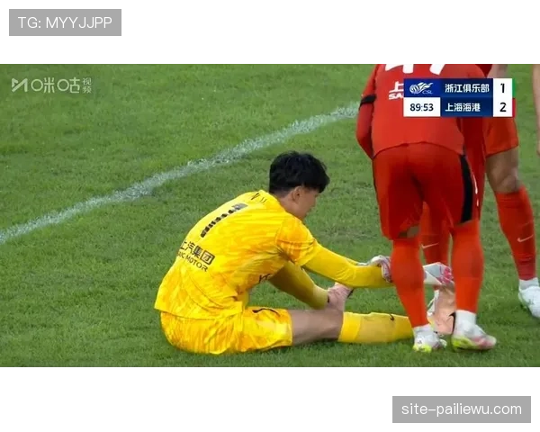 上海海港颜骏凌角球判断失误 扑救脱手送给对手空门机会